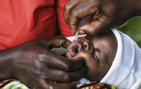 Chuyên gia y tế thế giới: Nên chuyển vắc xin bại liệt từ dạng uống sang tiêm