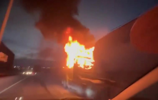 Cháy xe bồn trên cầu Phú Mỹ, giao thông ùn tắc kéo dài