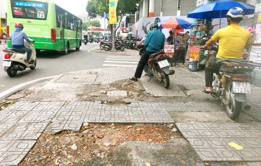 Vỉa hè ở TPHCM xuống cấp, bị lấn chiếm khắp nơi