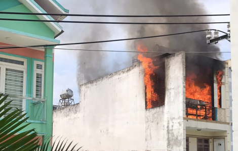 1 căn nhà bốc cháy dữ dội ở quận Bình Tân