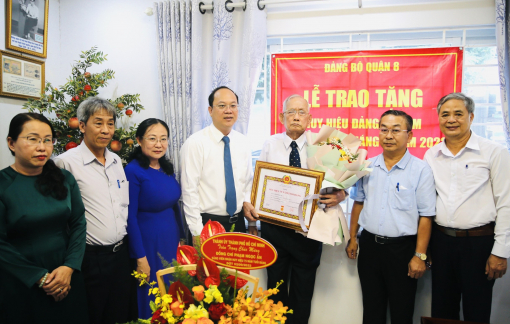Phó bí thư Thành ủy TPHCM Nguyễn Hồ Hải trao Huy hiệu Đảng đợt 2/9