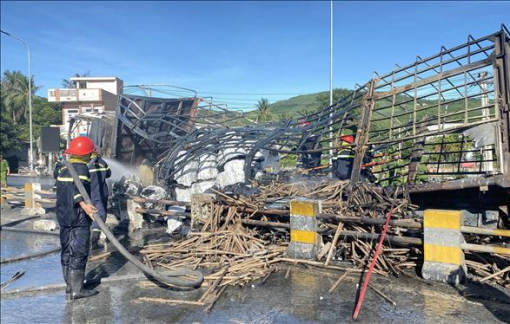 Xe tải tự bốc cháy trơ khung ở quốc lộ 1