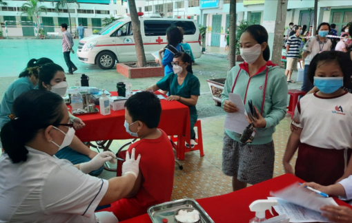 Đưa xe lưu động đến trường tiêm vắc xin ngừa COVID-19 cho học sinh