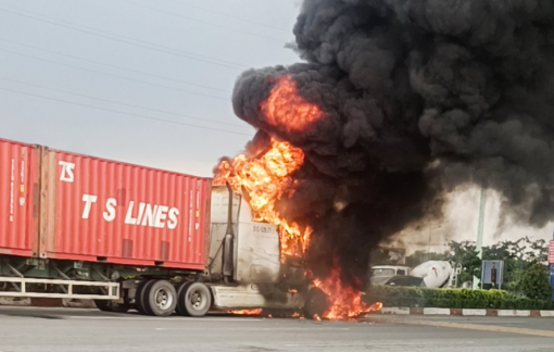 Xe đầu kéo cháy trơ khung trên Xa lộ Hà Nội