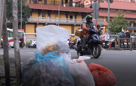 Vứt rác ra vỉa hè bị xử phạt đến 2 triệu đồng: Rác vẫn tràn lan