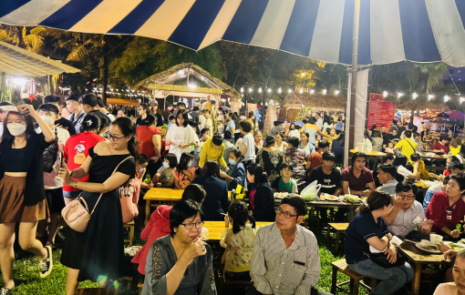 Hàng ngàn người đội mưa đến lễ hội ẩm thực ba miền