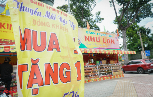 Bánh Trung thu "mua 1 tặng 1", mua bánh xịn, tặng bánh lạ