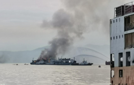 Phà chở hơn 80 người ở Philippines bốc cháy trên biển