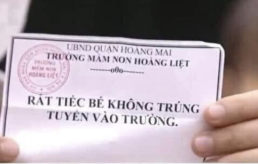 Phụ huynh bốc thăm tranh “vé” cho con vào trường mầm non công lập