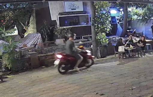 Bắt tên cướp vào quán cà phê giật iPhone 13 Promax của nữ sinh