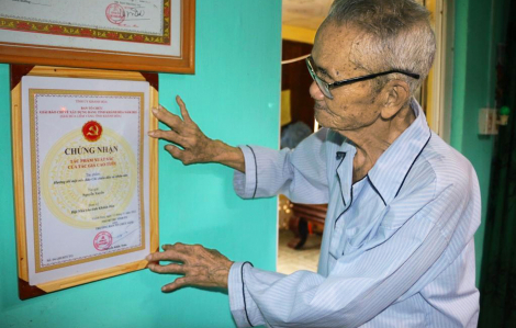 Chuyện về cụ ông 97 tuổi viết báo nuôi sinh viên nghèo