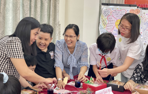 "Con muốn ba mẹ bỏ điện thoại xuống, chơi với con nhiều hơn"