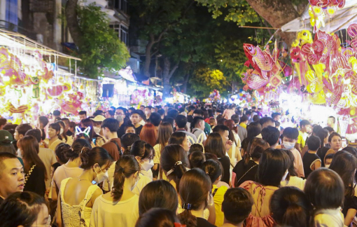Hà Nội: Hàng ngàn người đổ về phố Hàng Mã đón không khí trung thu sớm