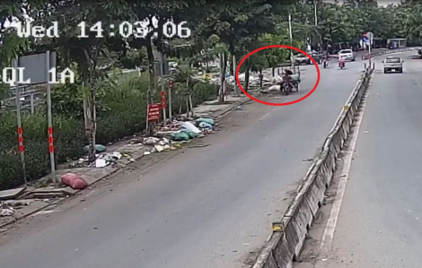 “Mắt thần” giúp công an bắt quả tang 2 người lái xe lôi đổ trộm rác thải trên đường