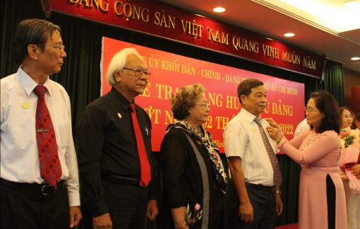 16 đảng viên Đảng bộ Khối Dân - Chính - Đảng TPHCM nhận Huy hiệu Đảng