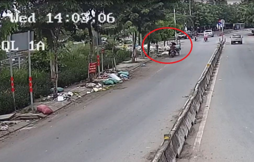 “Mắt thần” giúp công an bắt quả tang 2 người lái xe lôi đổ trộm rác thải trên đường