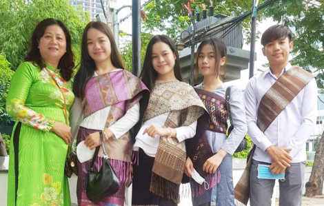 Gia đình Việt của sinh viên Lào