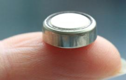 Mỹ: Mỗi giờ có một trẻ gặp nguy hiểm do nuốt pin nút áo