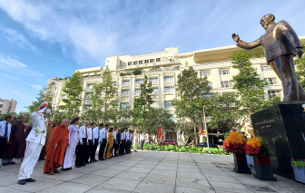 Lãnh đạo TPHCM dâng hương, dâng hoa tưởng niệm Chủ tịch Hồ Chí Minh
