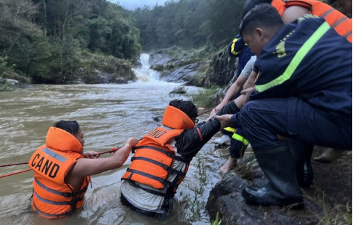 Giải cứu 10 thiếu niên bị kẹt lũ trong rừng sâu