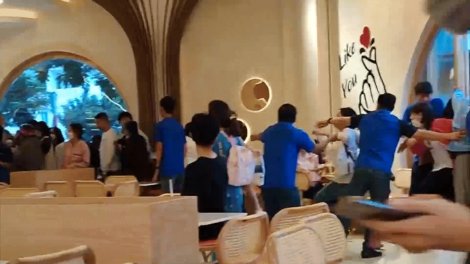 Chen lấn, xô đẩy để nhận trà sữa miễn phí