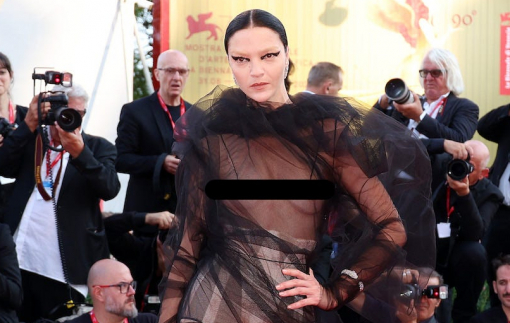 Người mẫu lộ ngực trần trên thảm đỏ Venice