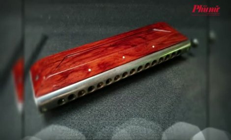 Giám đốc thiết kế nội thất chuyển nghề làm ốp gỗ kèn Harmonica