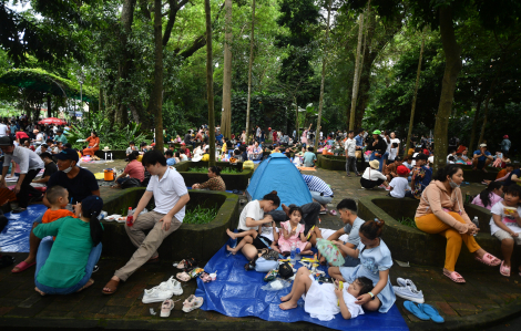 Nắng nóng, người đi chơi lễ cắm trại, tắm... trong Thảo Cầm Viên, Suối Tiên