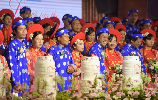 Hạnh phúc ngày vui của 100 cặp đôi trong ngày đám cưới tập thể