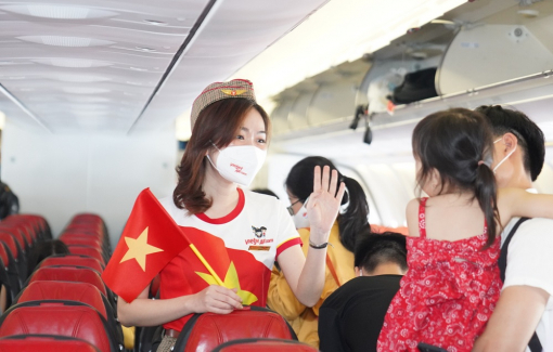 Bay khắp Việt Nam cùng những chuyến bay tràn ngập cờ đỏ sao vàng ngày Quốc khánh