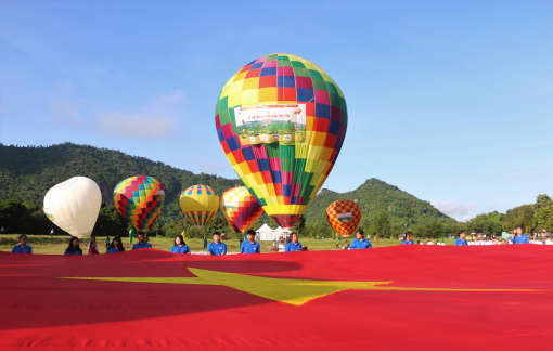 Đông đảo người dân dự Lễ hội khinh khí cầu Tri Tôn vào dịp Quốc khánh