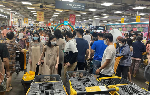 Khuyến mãi nhiều, siêu thị đông nghịt khách ngày nghỉ lễ Quốc khánh