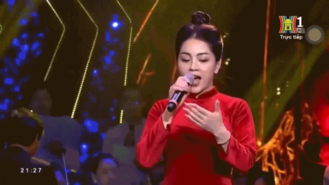 Nữ ca sĩ chép lời bài hát ra tay khi biểu diễn trên sóng trực tiếp
