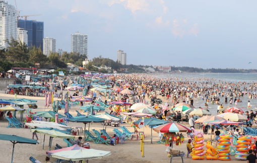 Biển người chen nhau tắm trên bãi biển Vũng Tàu