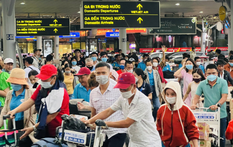 Hàng trăm ngàn người về Sân bay Tân Sơn Nhất