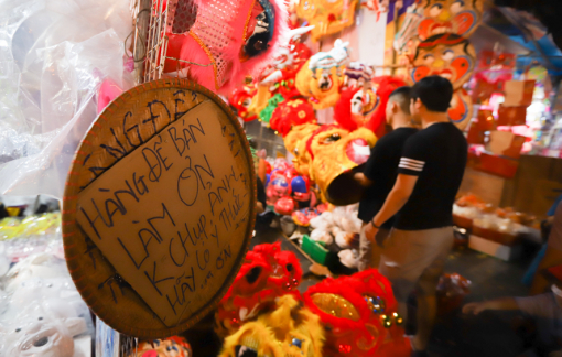 Tiểu thương mệt mỏi với cảnh khách kéo đến nườm nượp chỉ để... chụp ảnh