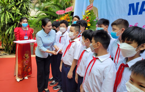 Lãnh đạo Hội LHPN Việt Nam dự lễ khai giảng tại ngôi trường có đông học sinh mồ côi vì COVID-19