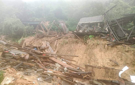 Nghệ An: Lũ ống cuồn cuộn trong đêm, nhiều nhà dân ở vùng cao bị cuốn trôi