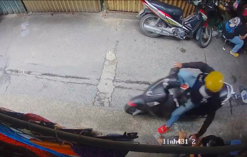 Thanh niên cướp giật tài sản của nữ nhân viên giữa chốn đông người