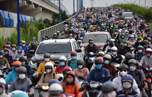 Ngày đầu người dân đi làm, học sinh đi học sau lễ, nhiều tuyến đường ở TPHCM kẹt cứng xe cộ