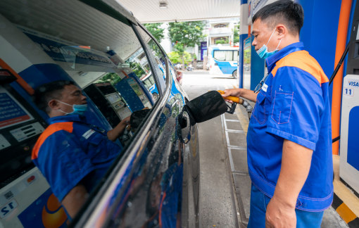 Xăng giảm hơn 400 đồng/lít, dầu tăng gần 1.500 đồng/lít