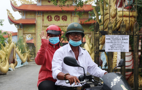 Lặn lội hơn 200 km, người dân tiếc nuối vì không thể vào thăm đền thờ Tổ nghiệp của NSƯT Hoài Linh