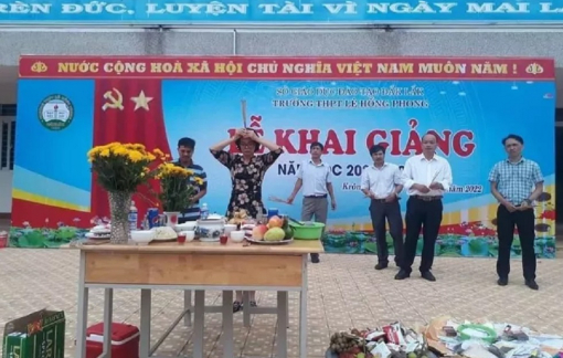 Trường nói gì về hình ảnh cúng bái tại lễ khai giảng đăng tải trên mạng xã hội?