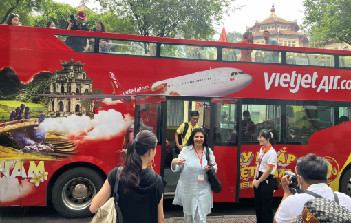 Phóng viên Brazil, Ấn Độ, Úc.... du lịch TPHCM bằng xe buýt hai tầng