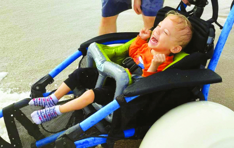 Xe lăn giúp trẻ khuyết tật chơi đùa với sóng