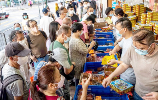 Bánh Trung thu - món hàng đắt đỏ bị lãng phí