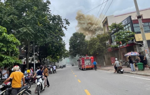 Đang cháy lớn quán bar ở Bắc Ninh