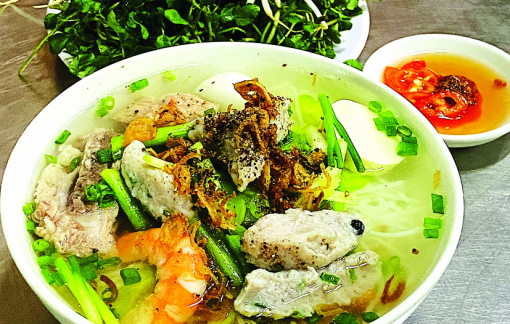 Đi ăn món lạ - bún nấm chả cá