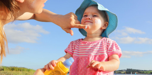 Vì sao trẻ em cũng cần kem chống nắng?