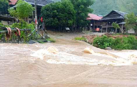 Mưa trắng trời, thành phố Vinh thành "sông", 1 học sinh bị lũ cuốn trôi